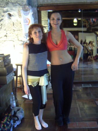 Leila avec une danseuse  de la compagnie "Les milles et une nuit" - Stage de danse orientale à Vernon - mai 2006